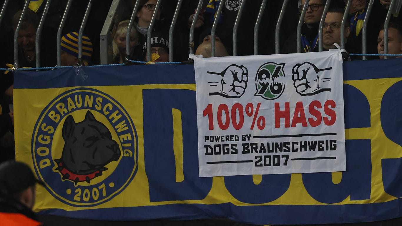 Plakat der Braunschweiger Fans gegen Hannover 96 (Archivbild): Rund um das Stadion der Hannoveraner rechnet die Polizei mit Verkehrsbehinderungen.