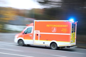 Rettungswagen im Einsatz (Symbolfoto): In Mecklenburg-Vorpommern kam es am Abend zu einem tragischen Zufall.