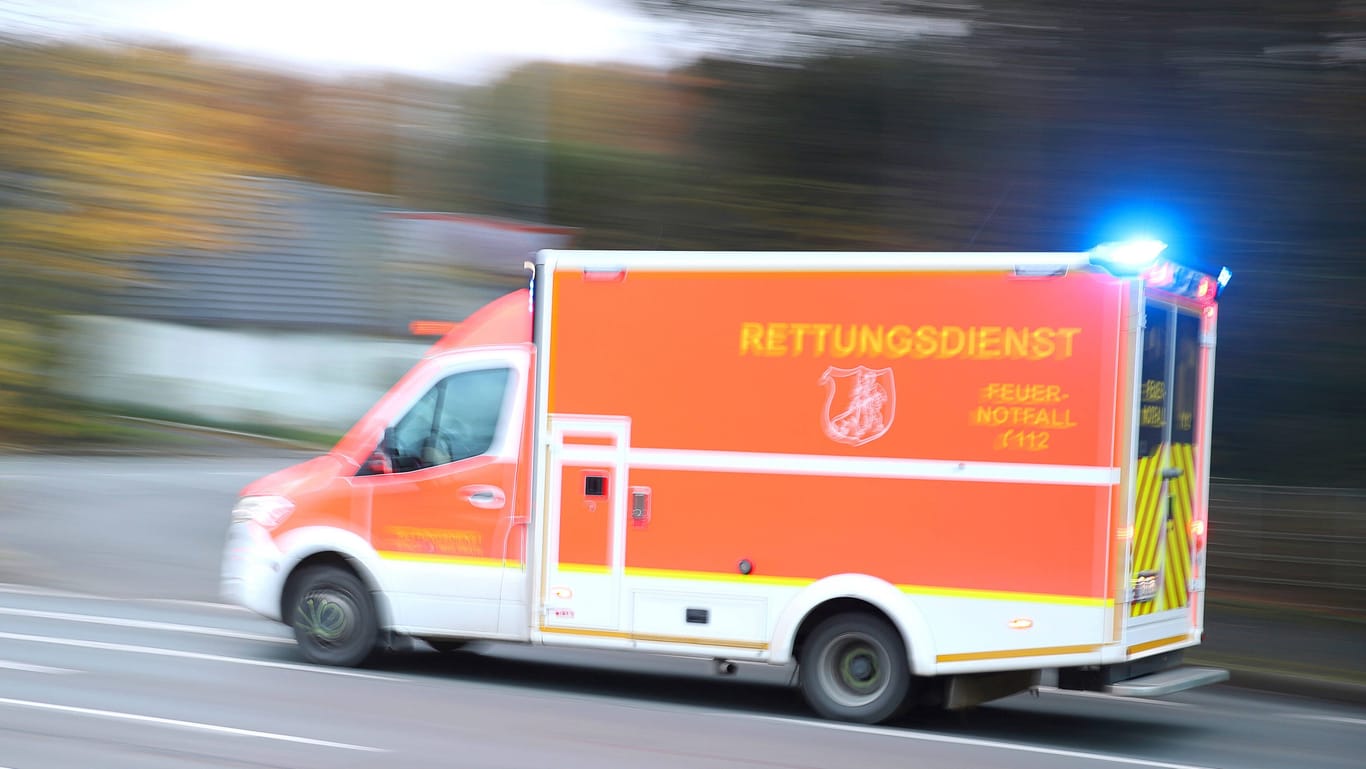 Rettungswagen im Einsatz (Symbolfoto): In Mecklenburg-Vorpommern kam es am Abend zu einem tragischen Zufall.