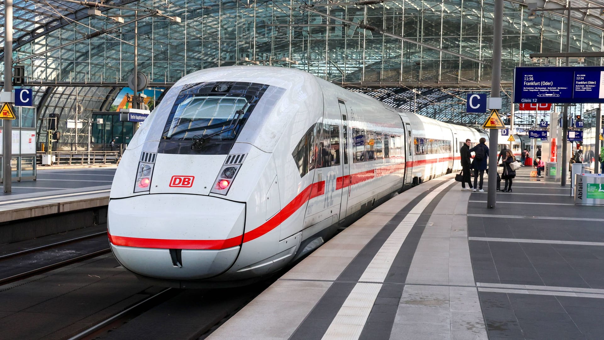 ICE am Berliner Hauptbahnhof während des letzten Warnstreiks: Möglicherweise legen die Lokführer ihre Arbeit bald noch länger nieder.