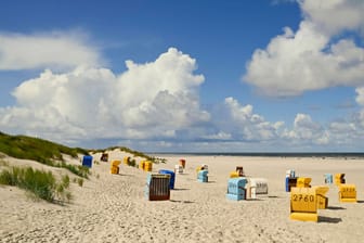 Strand auf Juist (Symbolbild): So idyllisch wie es hier aussieht, ist die Stimmung bei den Inselärzten nicht.