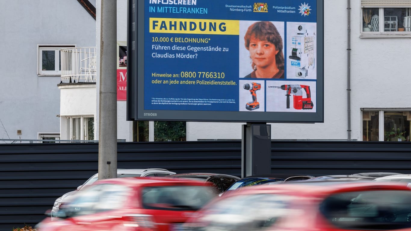 Werbebildschirm in Nürnberg mit dem Zeugenaufruf.