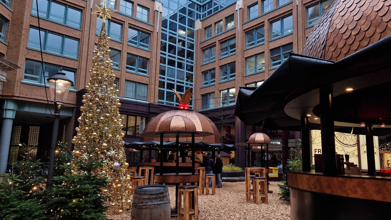 Der Weihnachtsbaum leuchtet: In den einzelnen Innenhöfen der Stadthöfe verstecken sich liebevolle Details.