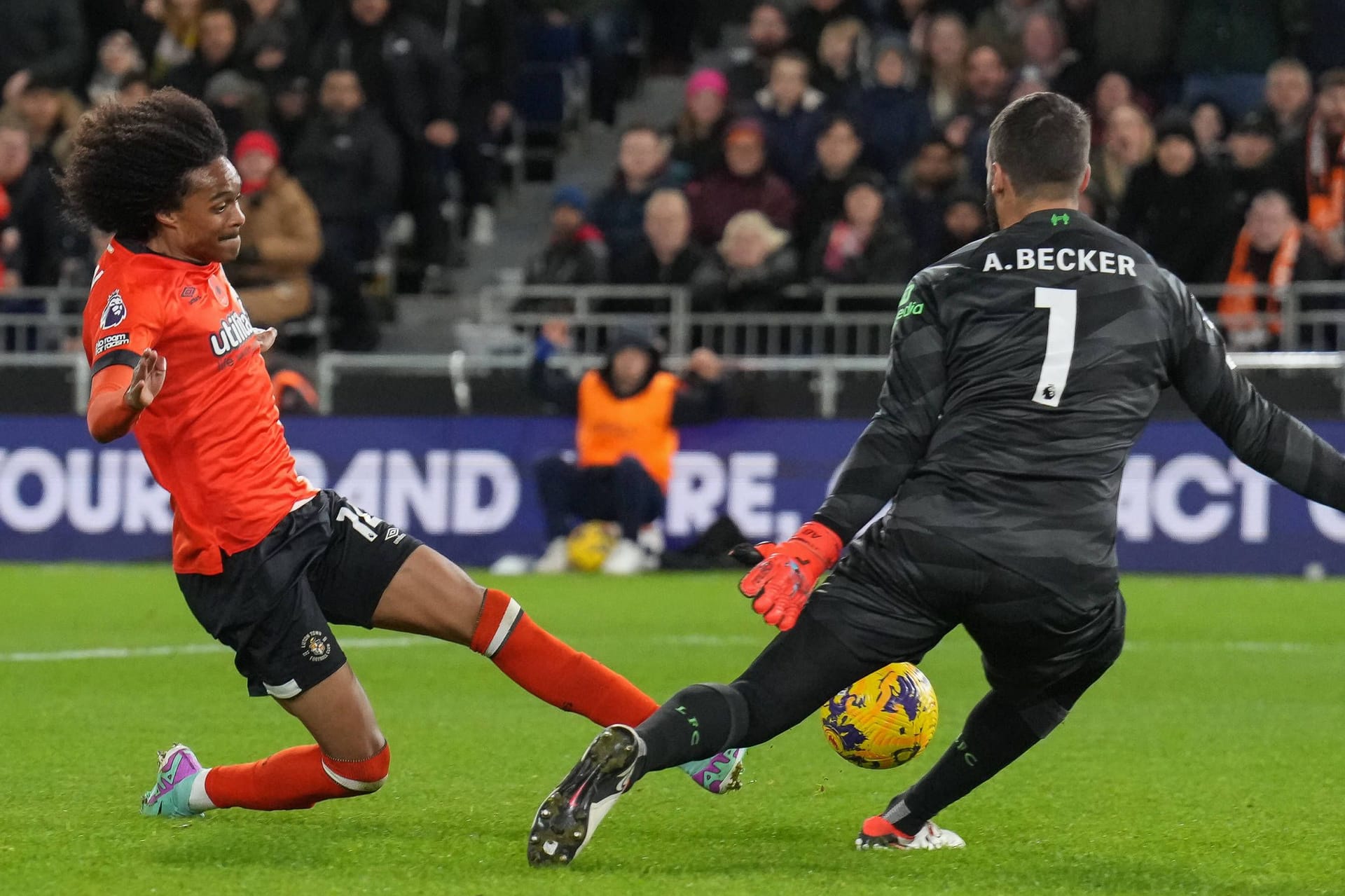 Führungstor für den Außenseiter: Der Ex-Bremer Tahith Chong traf für Luton gegen Liverpool.