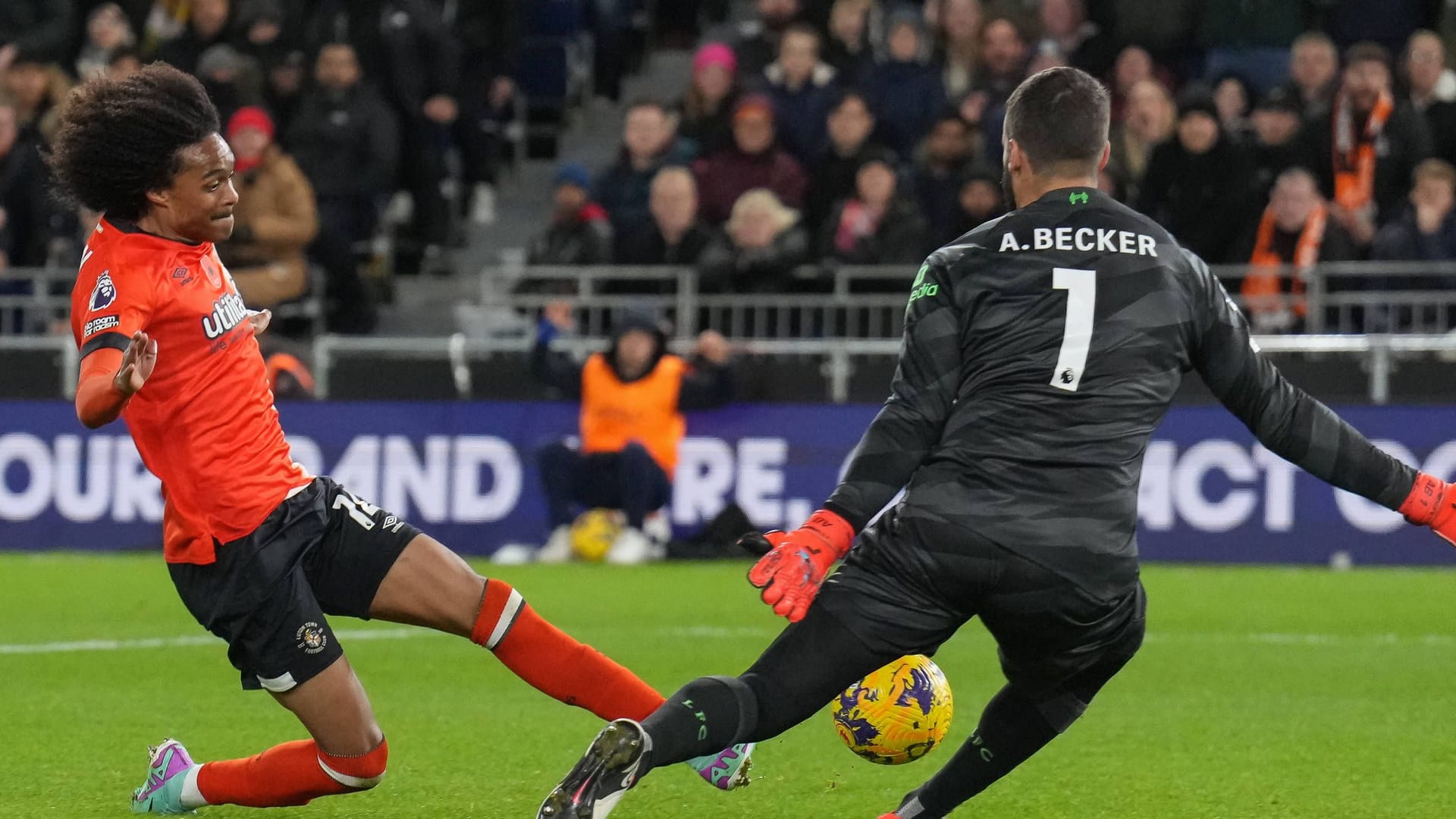 Führungstor für den Außenseiter: Der Ex-Bremer Tahith Chong traf für Luton gegen Liverpool.