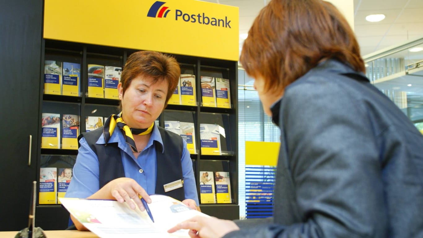 Postbankangestellte berät eine Kundin (Symbolbild): Die geplanten Filialschließungen verärgern viele t-online-Leser.