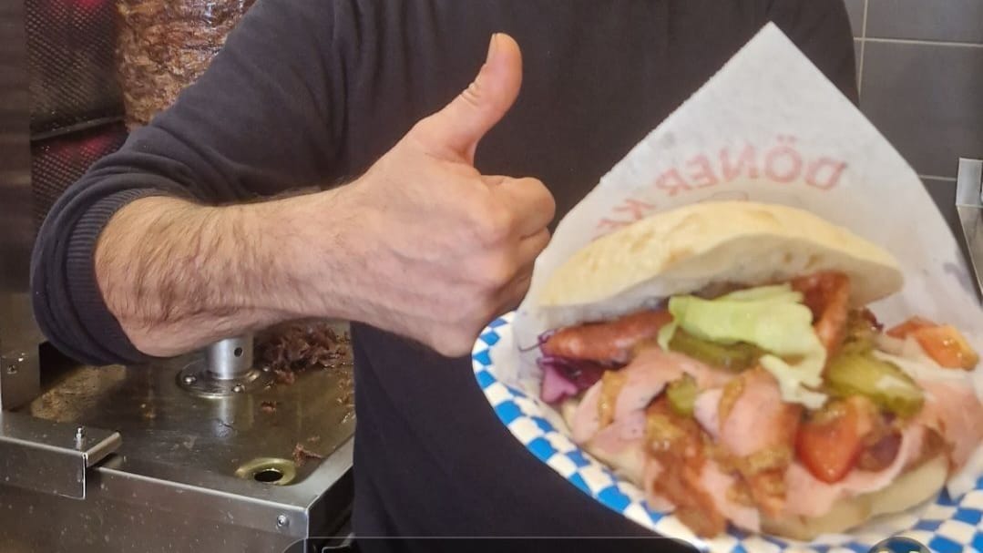 Marco Cakmak hält den "Bayerisch-Döner" in der Hand.