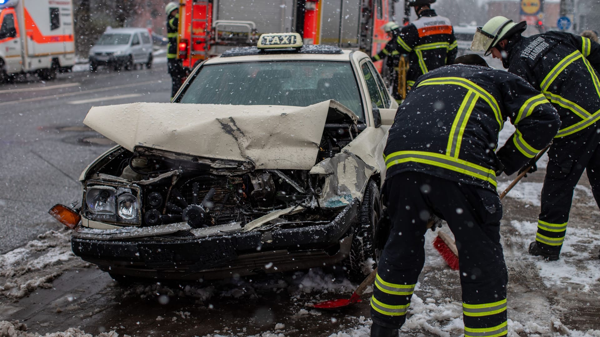 Schwerer Unfall in Hamburg-Langenhorn: Auf der Straße kam es zu einem langen Stau. Schwerer Unfall in Hamburg-Langenhorn: Auf der Straße kam es zu einem langen Stau.