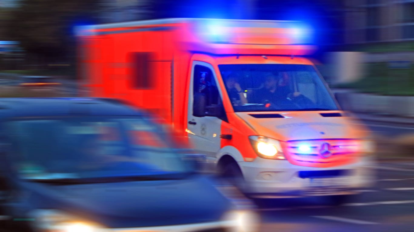 Ein Krankenwagen auf Einsatzfahrt (Symbolbild): Die Frau kam in eine Spezialklinik.