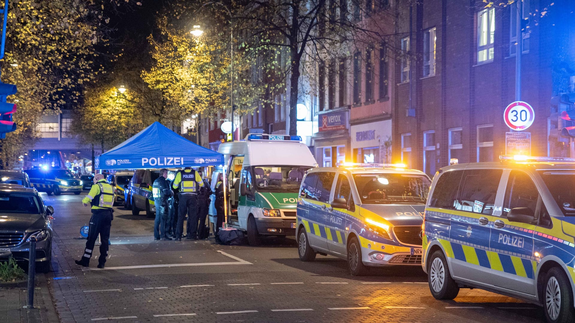 Tatort in Ehrenfeld: Die Polizei war am Abend mit einem Großaufgebot im Einsatz.