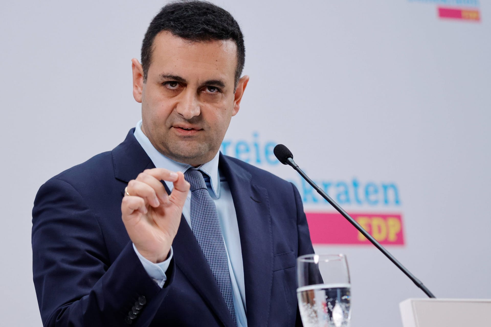 Bijan Djir-Sarai: Der Generalsekretär der FDP hat ein Problem mit den Pfiffen im Olympiastadion.