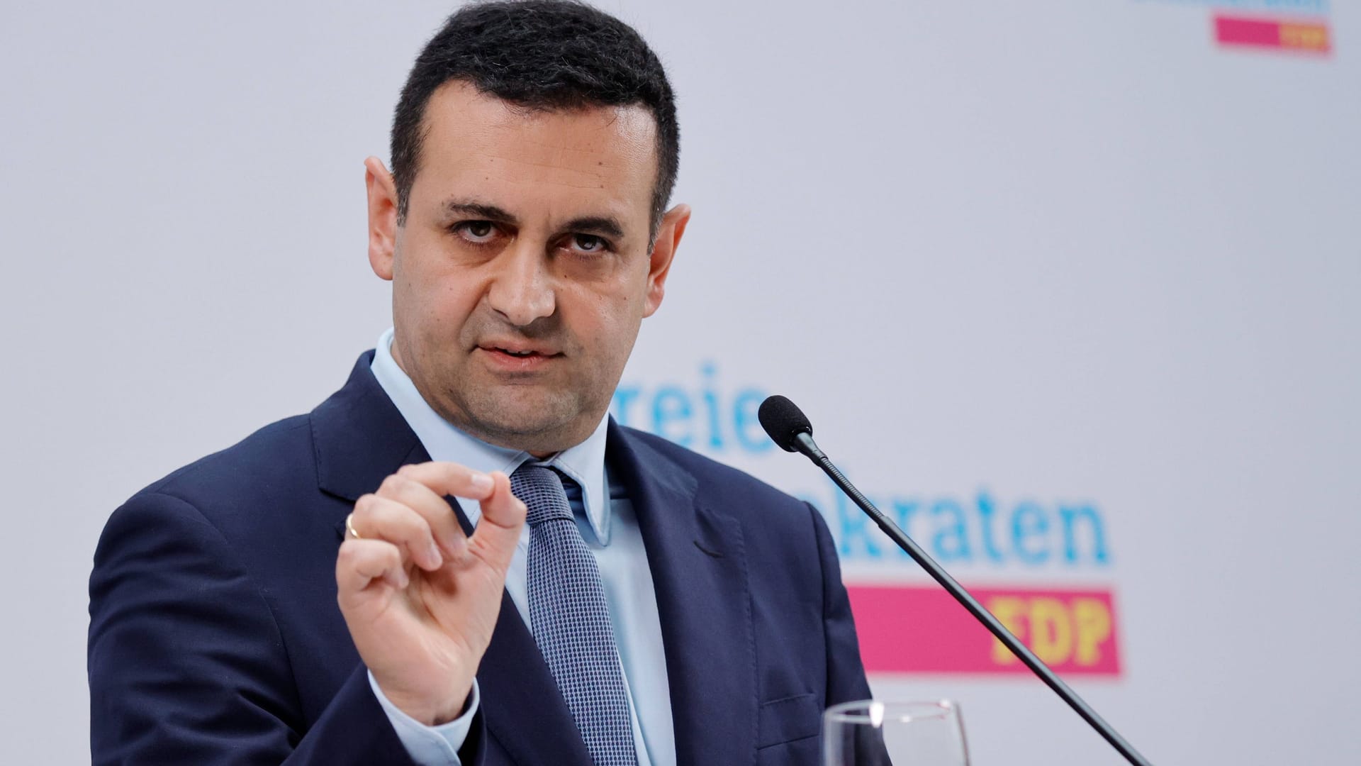 Bijan Djir-Sarai: Der Generalsekretär der FDP hat ein Problem mit den Pfiffen im Olympiastadion. Bijan Djir-Sarai: Der Generalsekretär der FDP hat ein Problem mit den Pfiffen im Olympiastadion.