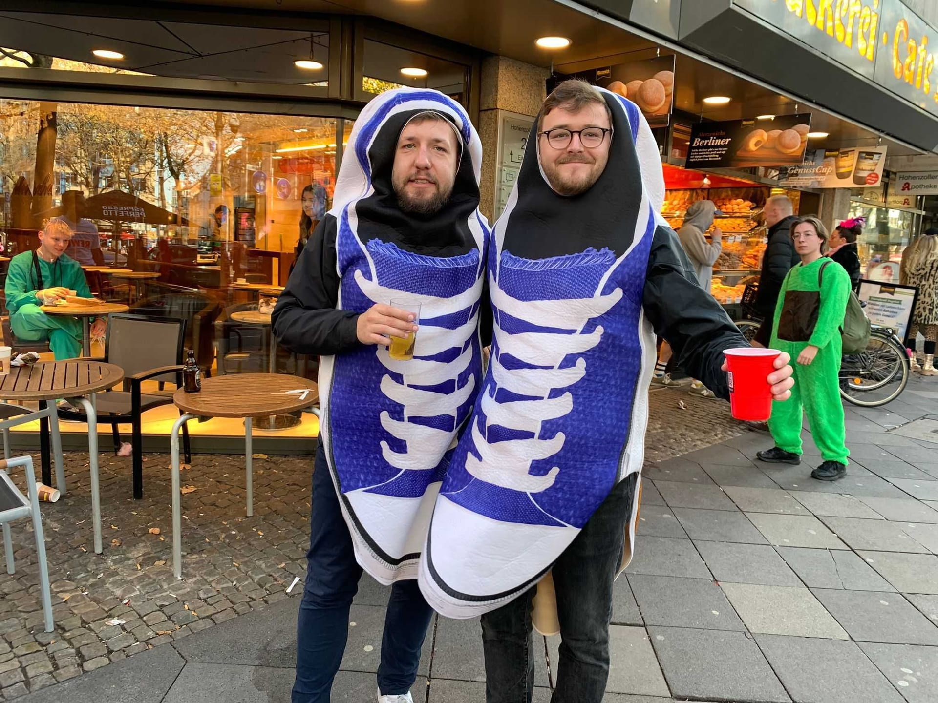 Ein Paar Schuhe vor der Bäckerei.