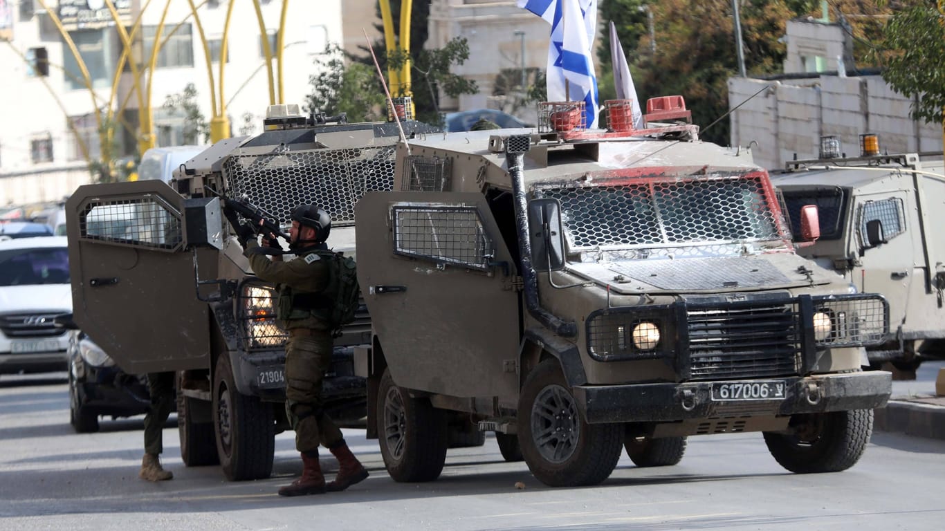 Israelische Armeeeinheit in Hebron (Archivbild): Die Kräfte suchten bei einer Razzia nach einem mutmaßlichen Schützen, der zuvor auf einen Checkpoint in Jerusalem geschossen haben soll.