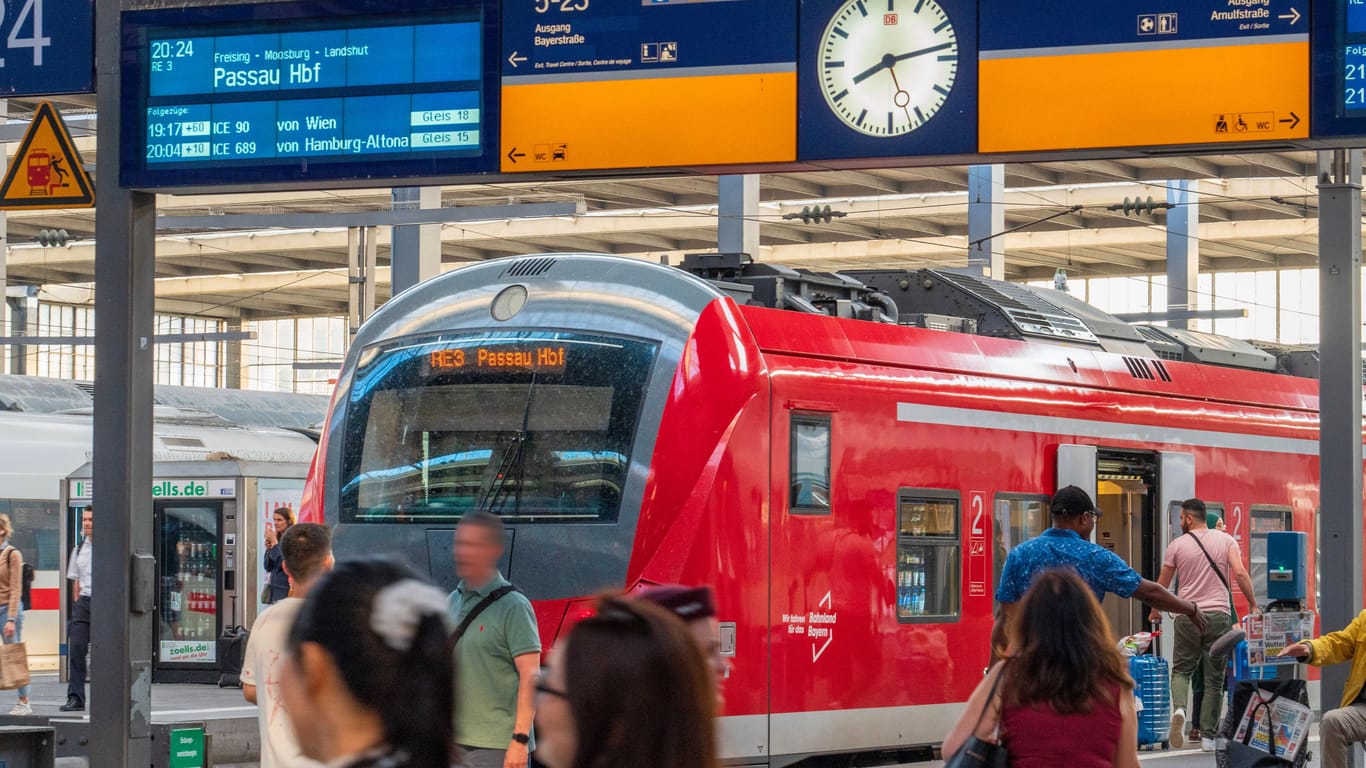 Regionalexpress vor der Abfahrt vom Hauptbahnhof München(Archivfoto): In Bayern ist ein Exhibitionist gestoppt worden.
