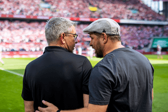 Unions Urs Fischer (l.) und Kölns Coach Steffen Baumgart: Aktuell stecken beide Bundesliga-Trainer mit ihren Vereinen tief in der Krise.