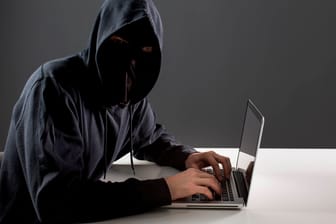 Ein Hacker mit Laptop (Symbolbild): Die Polizei warnt vor einer neuen Betrugsmasche.