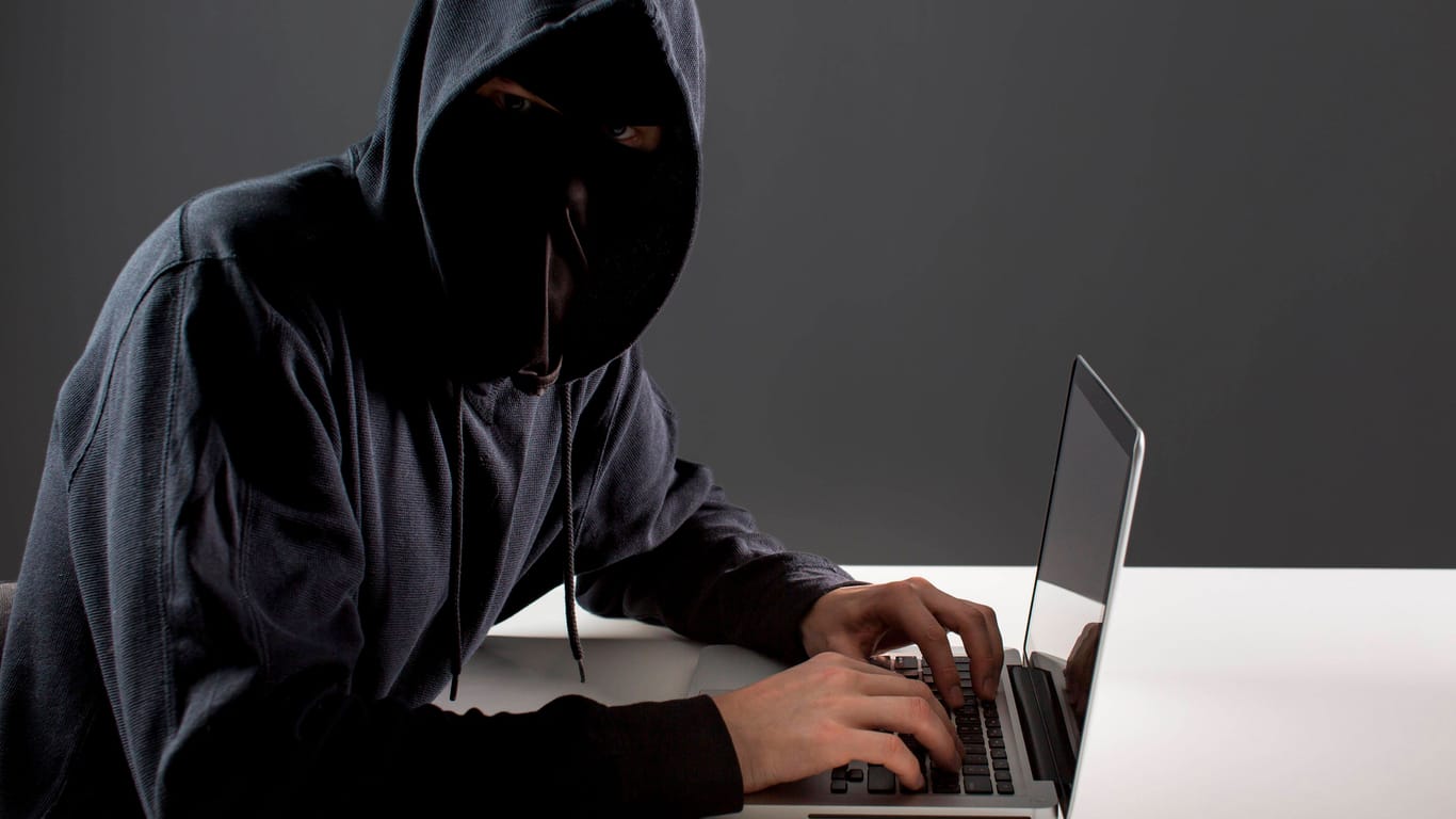 Ein Hacker mit Laptop (Symbolbild): Die Polizei warnt vor einer neuen Betrugsmasche.