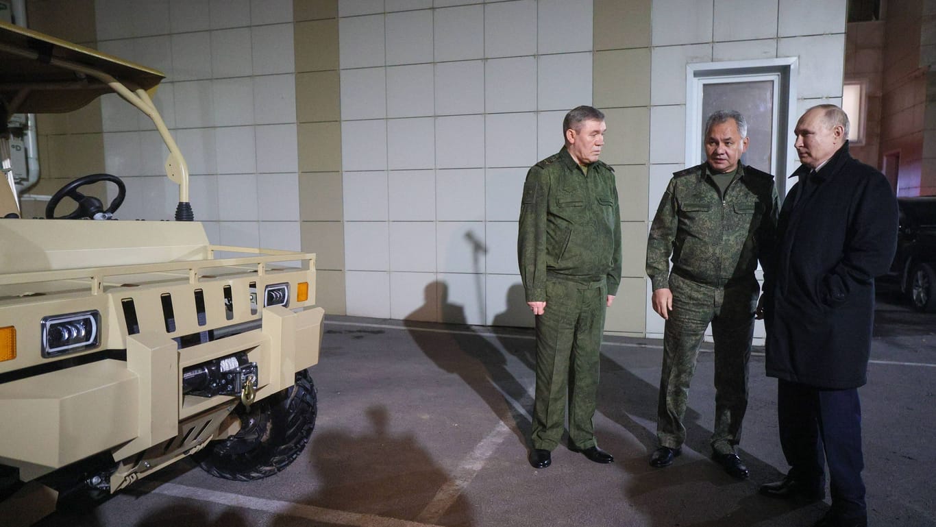 Wladimir Putin wird bei dem Treffen ein militärisches Fahrzeug von seinen Kommandanten gezeigt.