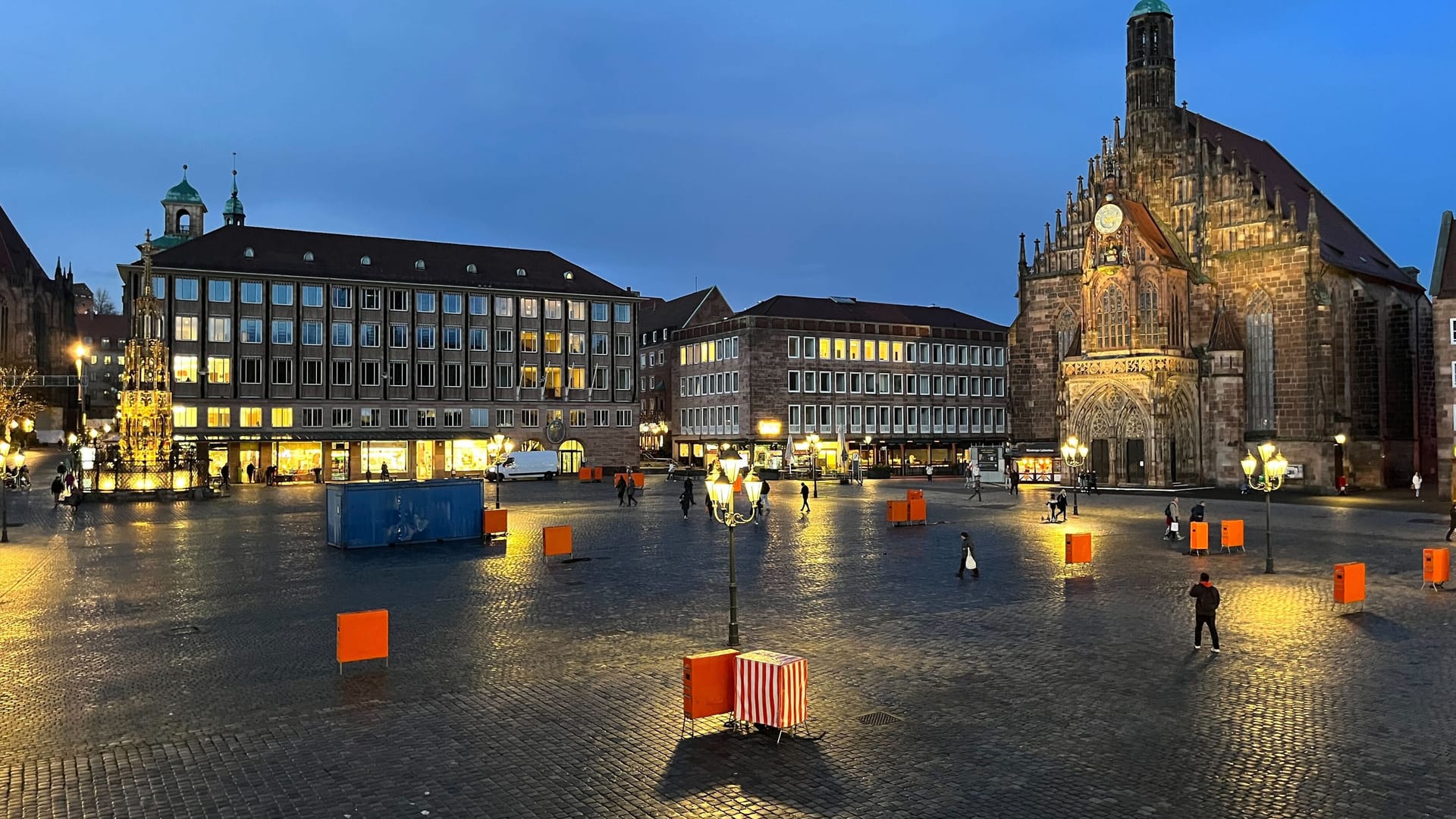 Der Hauptmarkt am Dienstagabend: Ab Mittwoch wird hier der Christkindlesmarkt aufgebaut - die orangen Stromkästen sind ein Zeichen dafür, dass es bald losgeht.