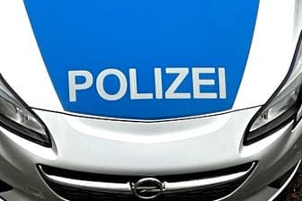Aufschrift "Polizei" auf einem Streifenwagen (Symbolfoto): In Stuttgart hat ein betrunkener Fahrer vier Autos gerammt.