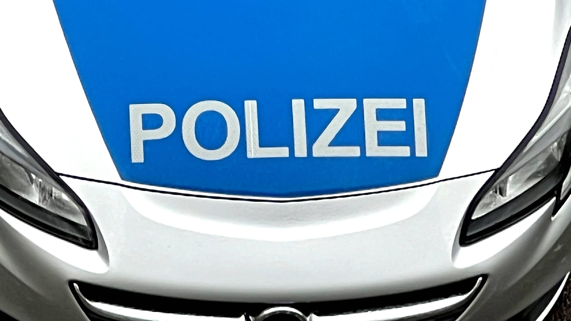 Aufschrift "Polizei" auf einem Streifenwagen (Symbolfoto): In Stuttgart hat ein betrunkener Fahrer vier Autos gerammt.