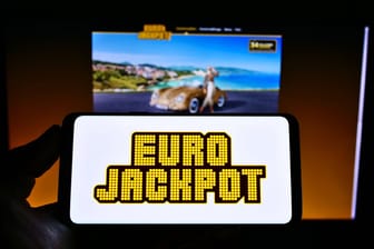 Das Logo der transnationalen Eurojackpot-Lotterie auf einem Handybildschirm.