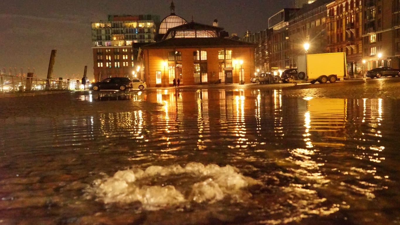 Sturmflut auf dem Fischmarkt in der Nacht zu Freitag.