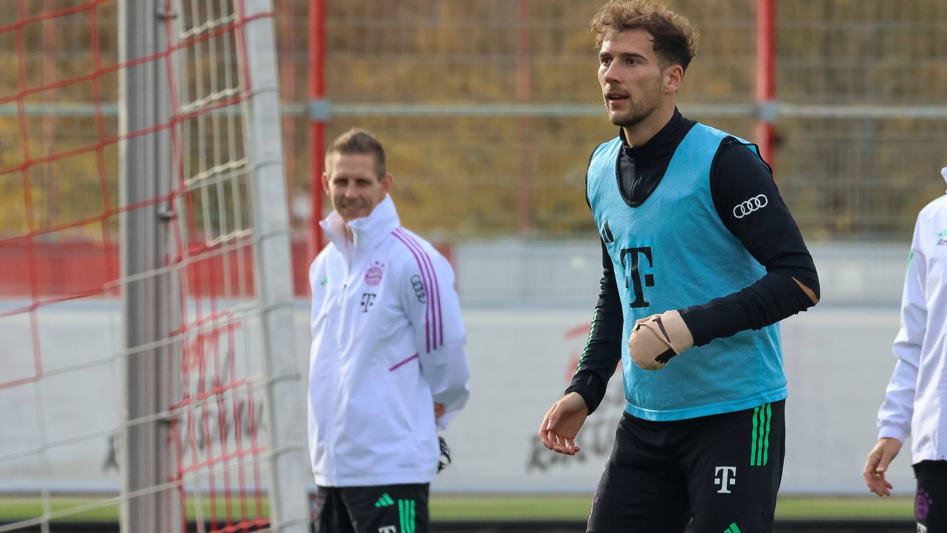 Leon Goretzka trainiert die Tage mit einer besonderen Schiene.