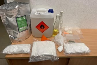 "Zutaten" für Amphetamine: Die Polizei beschlagnahmte alles zur Herstellung der chemischen Droge aus der Wohnung.