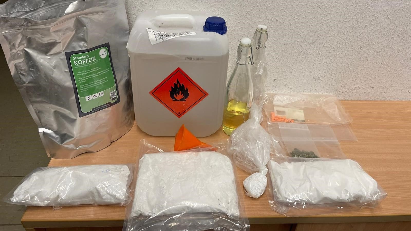 "Zutaten" für Amphetamine: Die Polizei beschlagnahmte alles zur Herstellung der chemischen Droge aus der Wohnung.