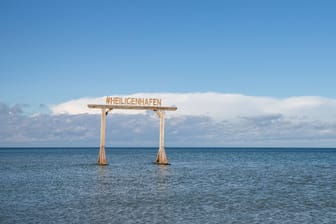 Blick auf die Ostsee vor Heiligenhafen: Im Wasser stand im Sommer eine Holzschaukel mit der Aufschrift "Heiligenhafen".