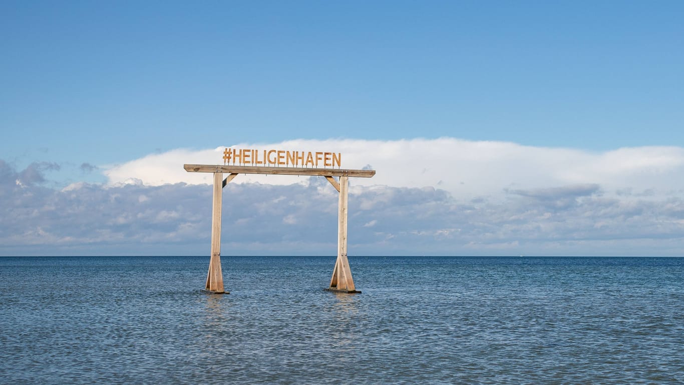 Blick auf die Ostsee vor Heiligenhafen: Im Wasser stand im Sommer eine Holzschaukel mit der Aufschrift "Heiligenhafen".