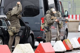 Schwer bewaffnete Spezialkräfte der Polizei am Hamburger Flughafen (Archivfoto): Viele Stunden lang hielt der Mann seine Tochter als Geisel.