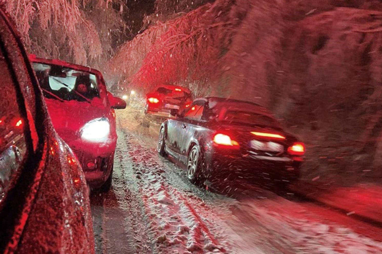 Autos auf der verschneiten Bundesstraße B455 bei Wiesbaden. Rund 100 Autofahrer saßen in Hessen in ihren Wagen fest.