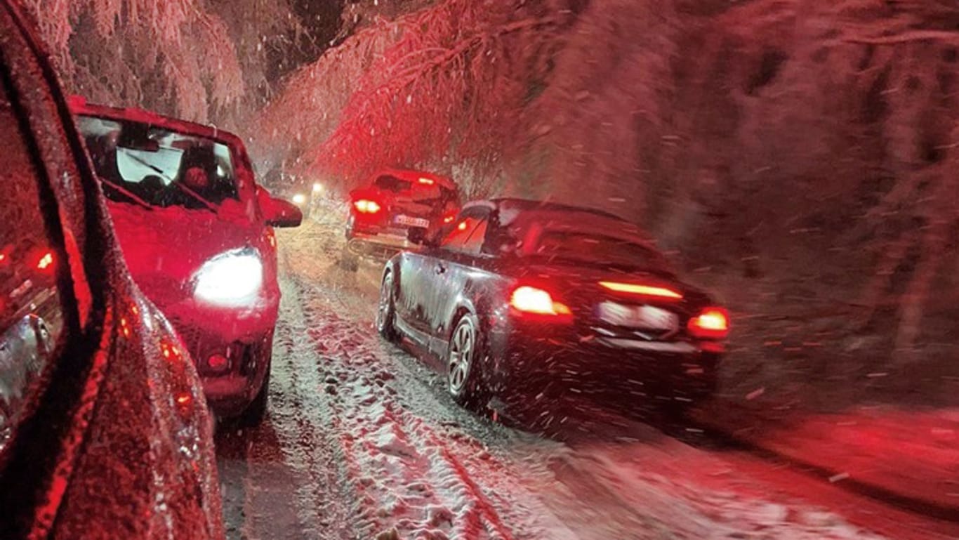 Autos auf der verschneiten Bundesstraße B455 bei Wiesbaden. Rund 100 Autofahrer saßen in Hessen in ihren Wagen fest.