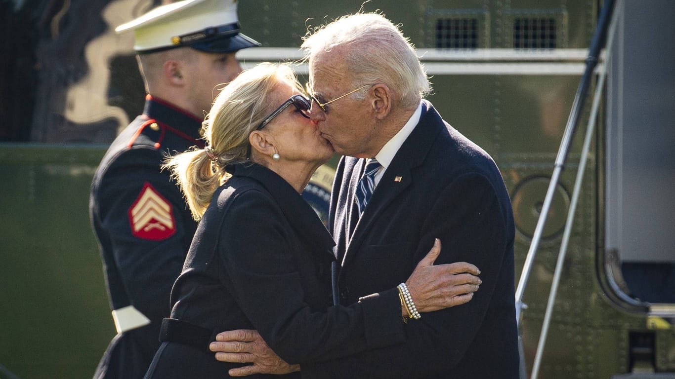 Große Erwartungen liegen vor ihm: Jill Biden küsst ihren Mann vor dem Präsidentenhubschrauber Marine One.