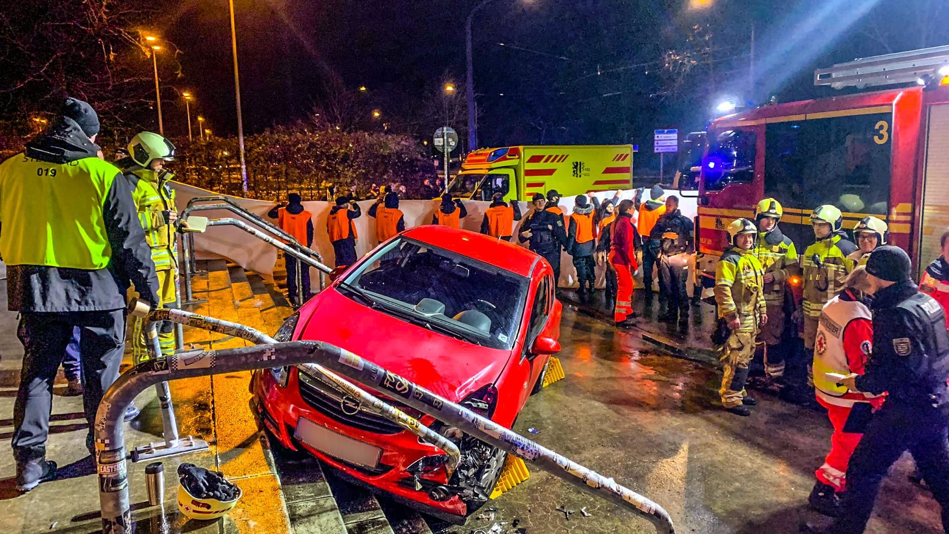 Großer Einsatz am Rudolf-Harbig-Stadion: Wieso der Fahrer hierhin fuhr, blieb rätselhaft.