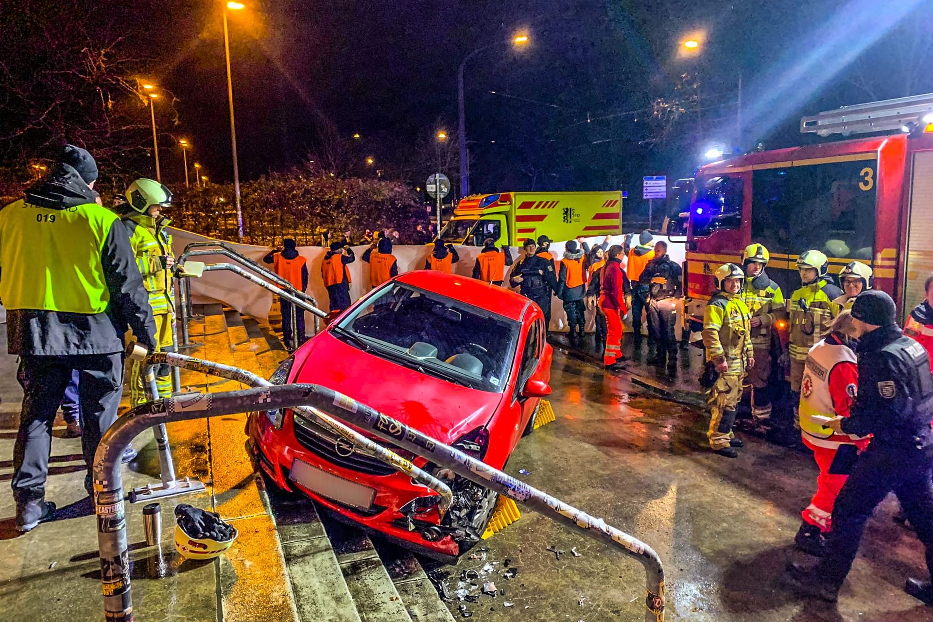 Großer Einsatz am Rudolf-Harbig-Stadion: Wieso der Fahrer hierhin fuhr, blieb rätselhaft.