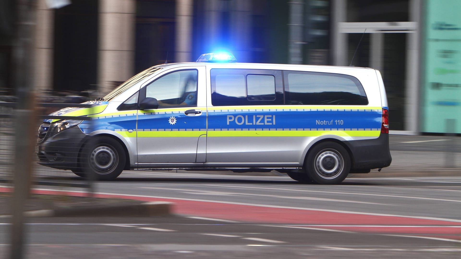 Einsatzwagen der Polizei bei einem Einsatz Einsatzwagen der Polizei bei einem Einsatz