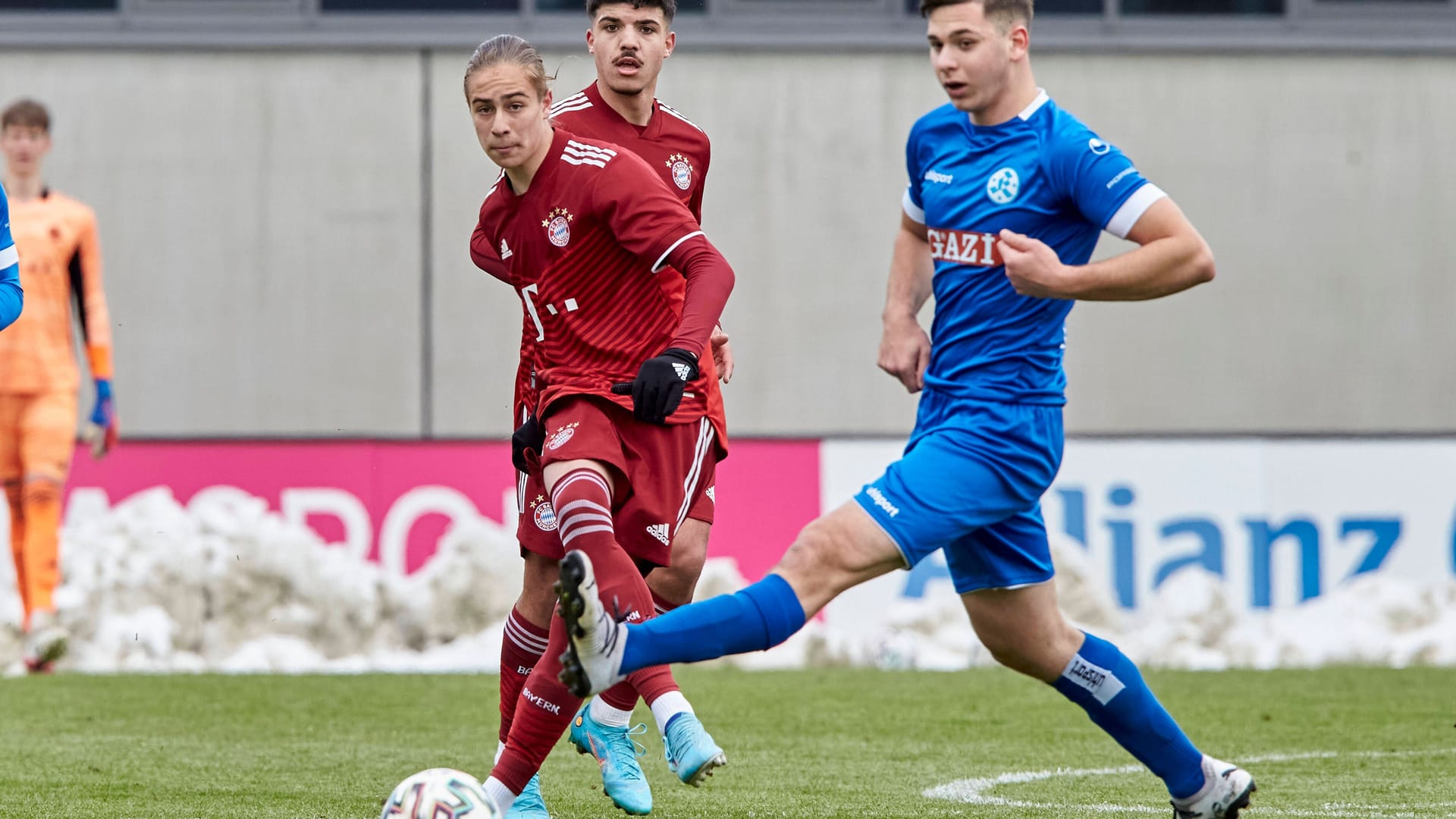 Kenan Yildiz (l.) in der Saison 2021/22 im Trikot des FC Bayern.