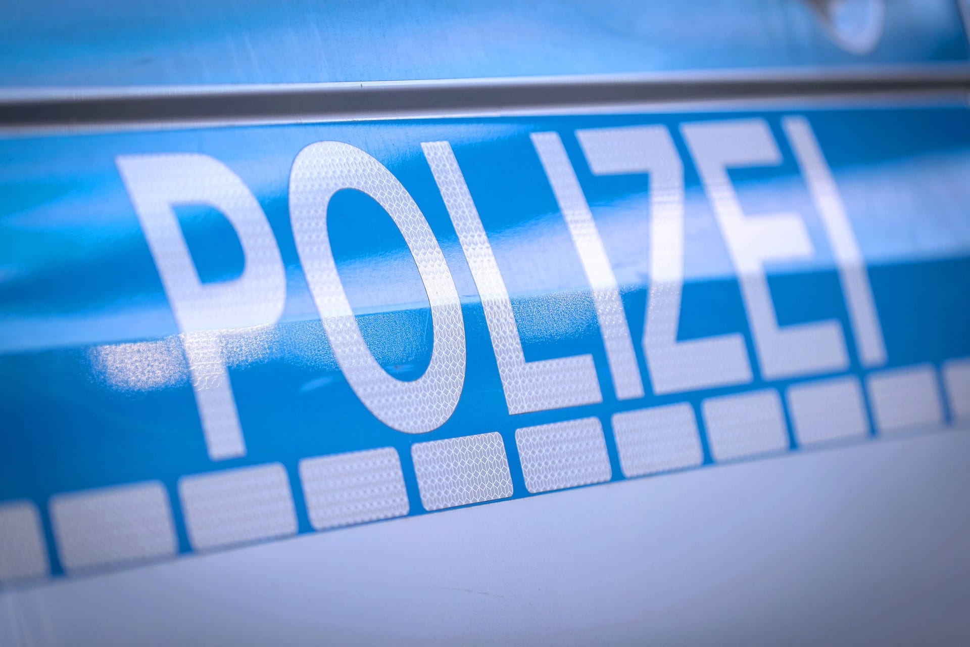 Da staunte auch die Polizei: Zwei Männer haben sich das Auto einer Frau als Schlafplatz ausgesucht.