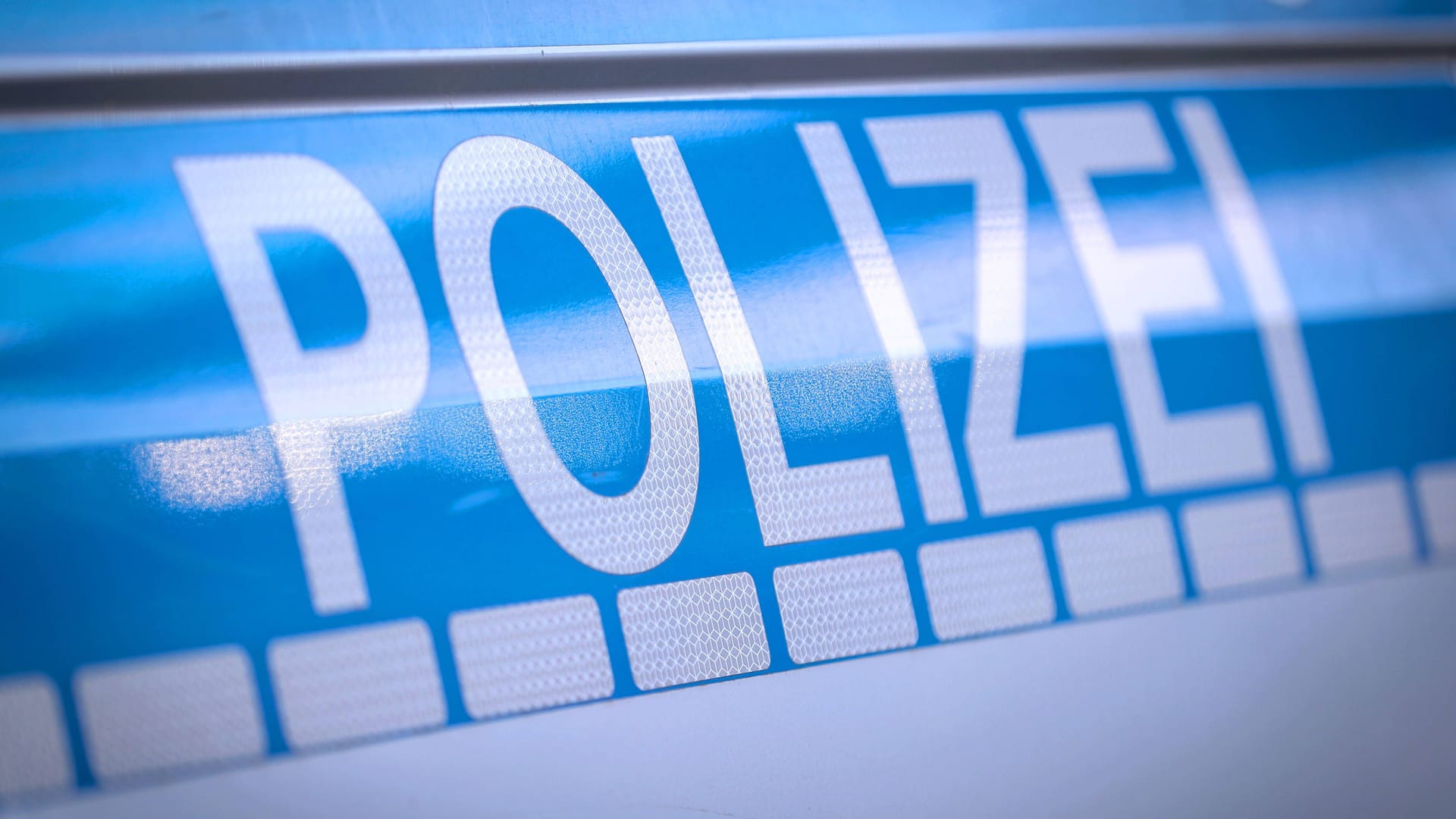 Da staunte auch die Polizei: Zwei Männer haben sich das Auto einer Frau als Schlafplatz ausgesucht.