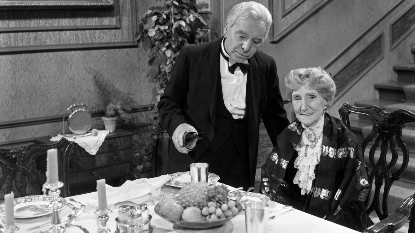 "Der 90. Geburtstag oder Dinner for One": Freddie Frinton als Butler James und May Warden als Miss Sophie spielen zusammen in dem Sketch.