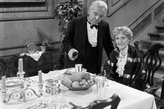 "Der 90. Geburtstag oder Dinner for One": Freddie Frinton als Butler James und May Warden als Miss Sophie spielen zusammen in dem Sketch.