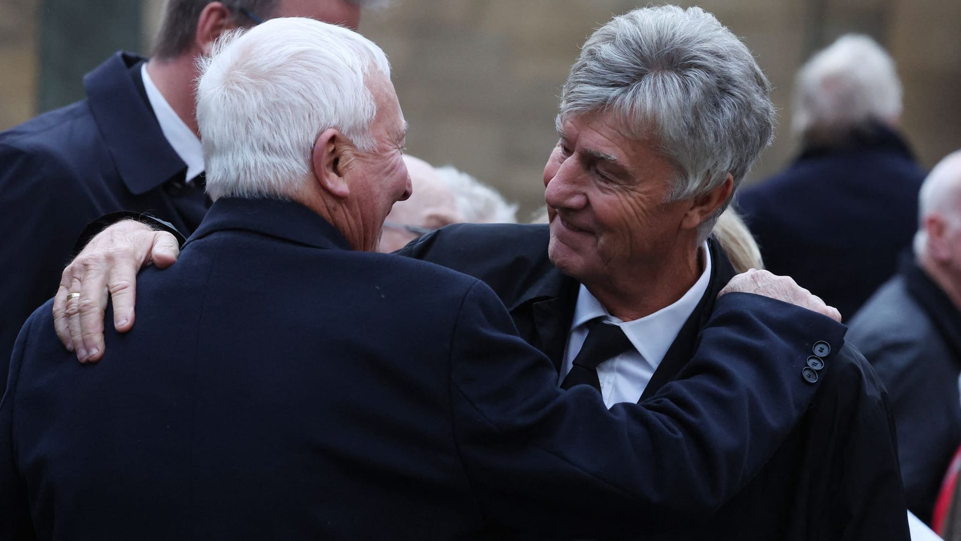 Brian Kidd und Mike Summerbee umarmen sich.