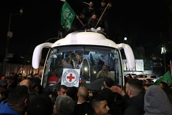 Ein Bus des Roten Kreuzes: Darin sind ehemalige palästinensische Gefangene, die im Austausch gegen Geiseln aus einem israelischen Gefängnis entlassen wurden.