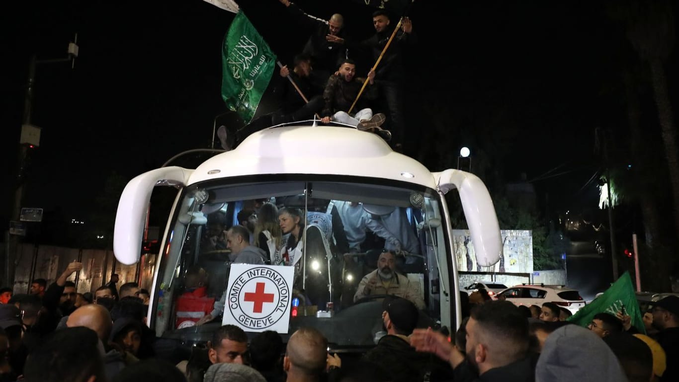 Ein Bus des Roten Kreuzes: Darin sind ehemalige palästinensische Gefangene, die im Austausch gegen Geiseln aus einem israelischen Gefängnis entlassen wurden.
