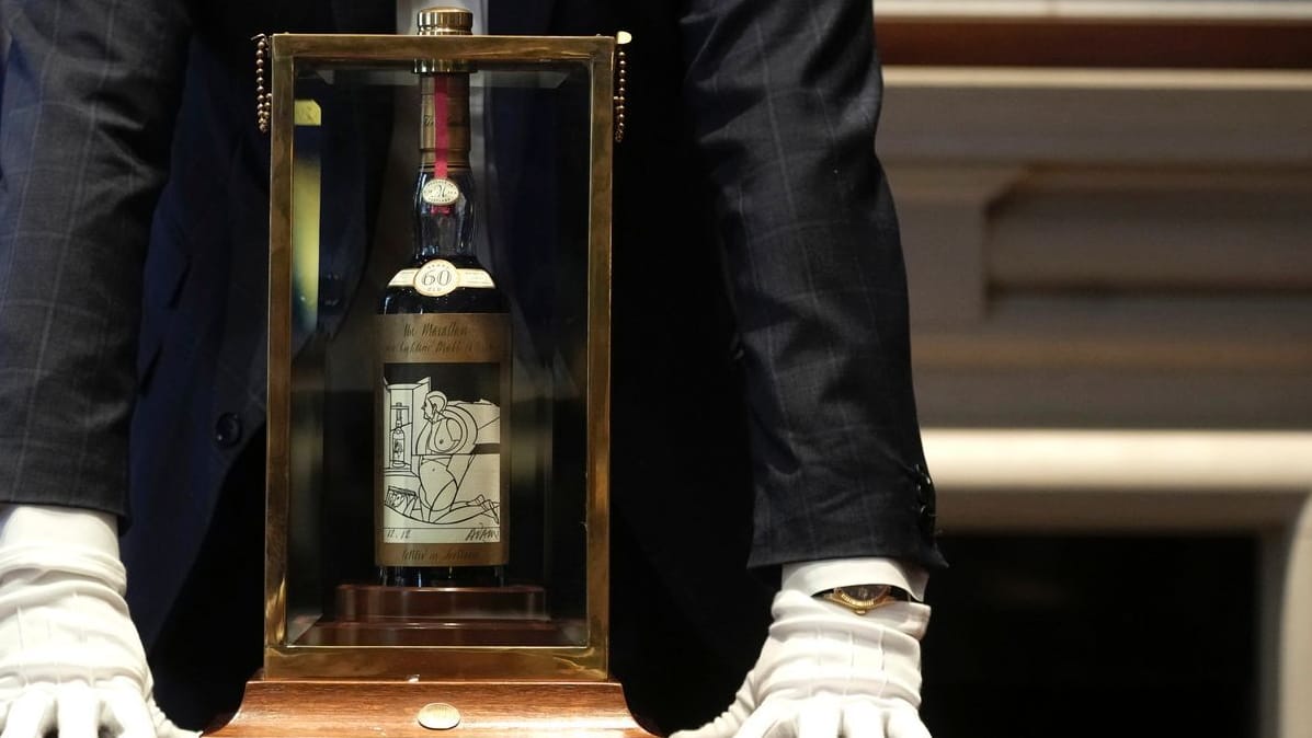 Eine Flasche "Macallan Adami 1926 Whisky" (Archivbild): Der schottische Whisky hat bei einer Auktion in London einen Weltrekordpreis erzielt. Eine Flasche "Macallan Adami 1926 Whisky" (Archivbild): Der schottische Whisky hat bei einer Auktion in London einen Weltrekordpreis erzielt.