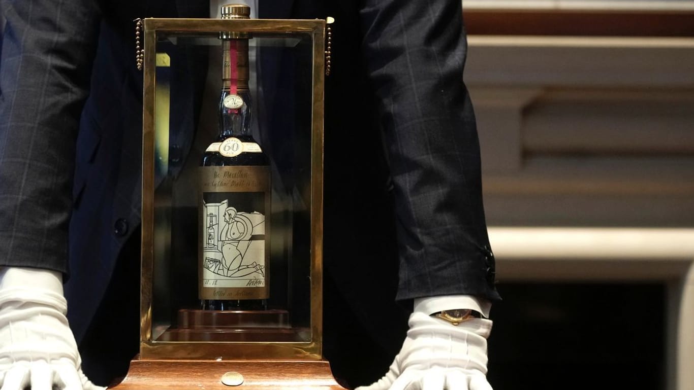 Eine Flasche "Macallan Adami 1926 Whisky" (Archivbild): Der schottische Whisky hat bei einer Auktion in London einen Weltrekordpreis erzielt.
